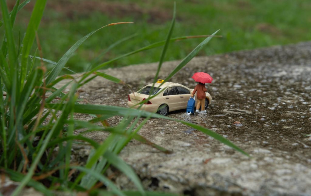 Wachten op de taxi in de regen 1 juli 2023.